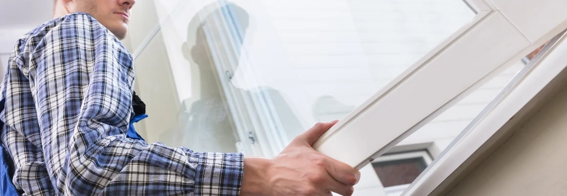 Person setzt Fenster ein